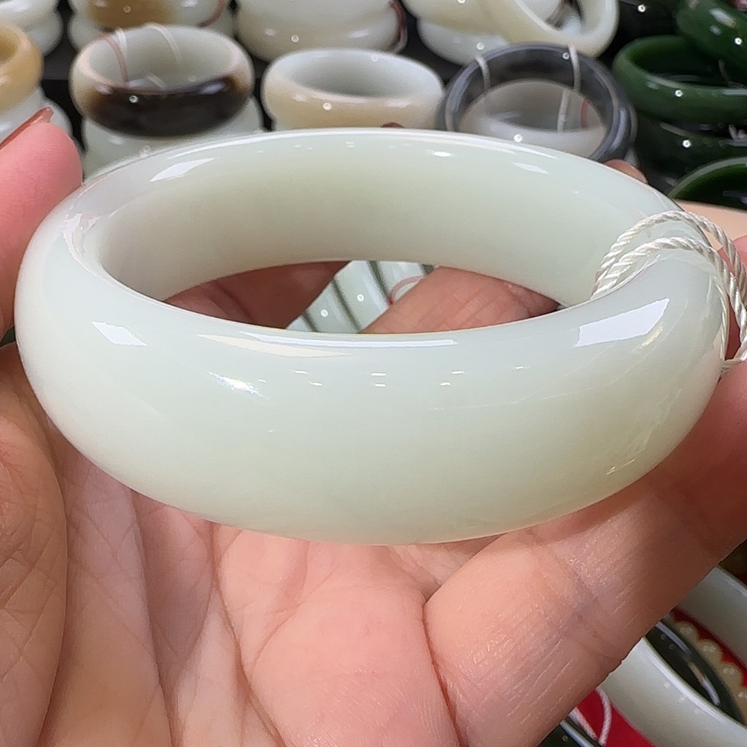 和田玉未镶嵌手镯