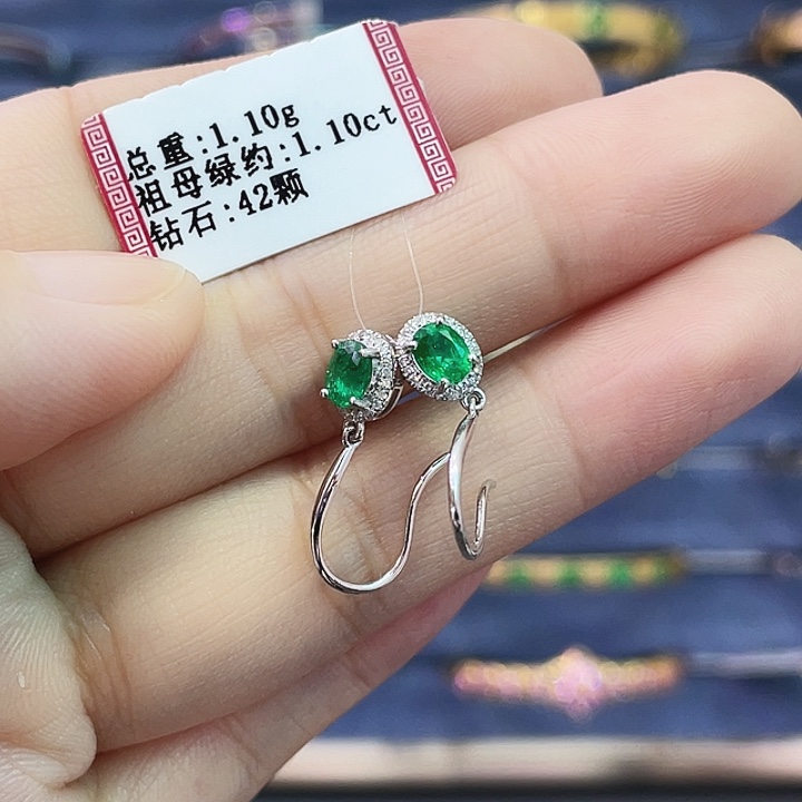 祖母绿耳饰18K金镶嵌1.10克拉