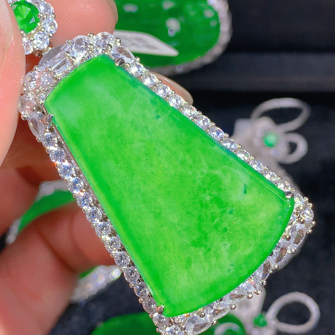 翡翠颈饰银S925镶嵌吊坠