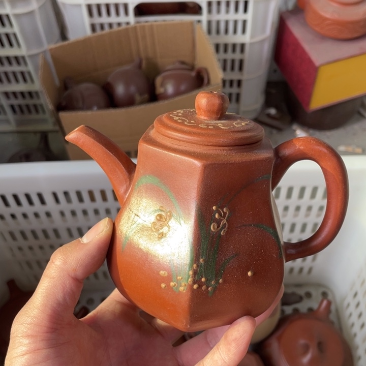 老厂紫砂壶一件。