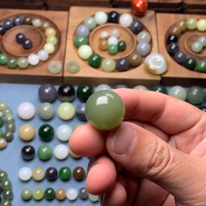 和田玉卡20冰湖水绿未镶嵌b****g