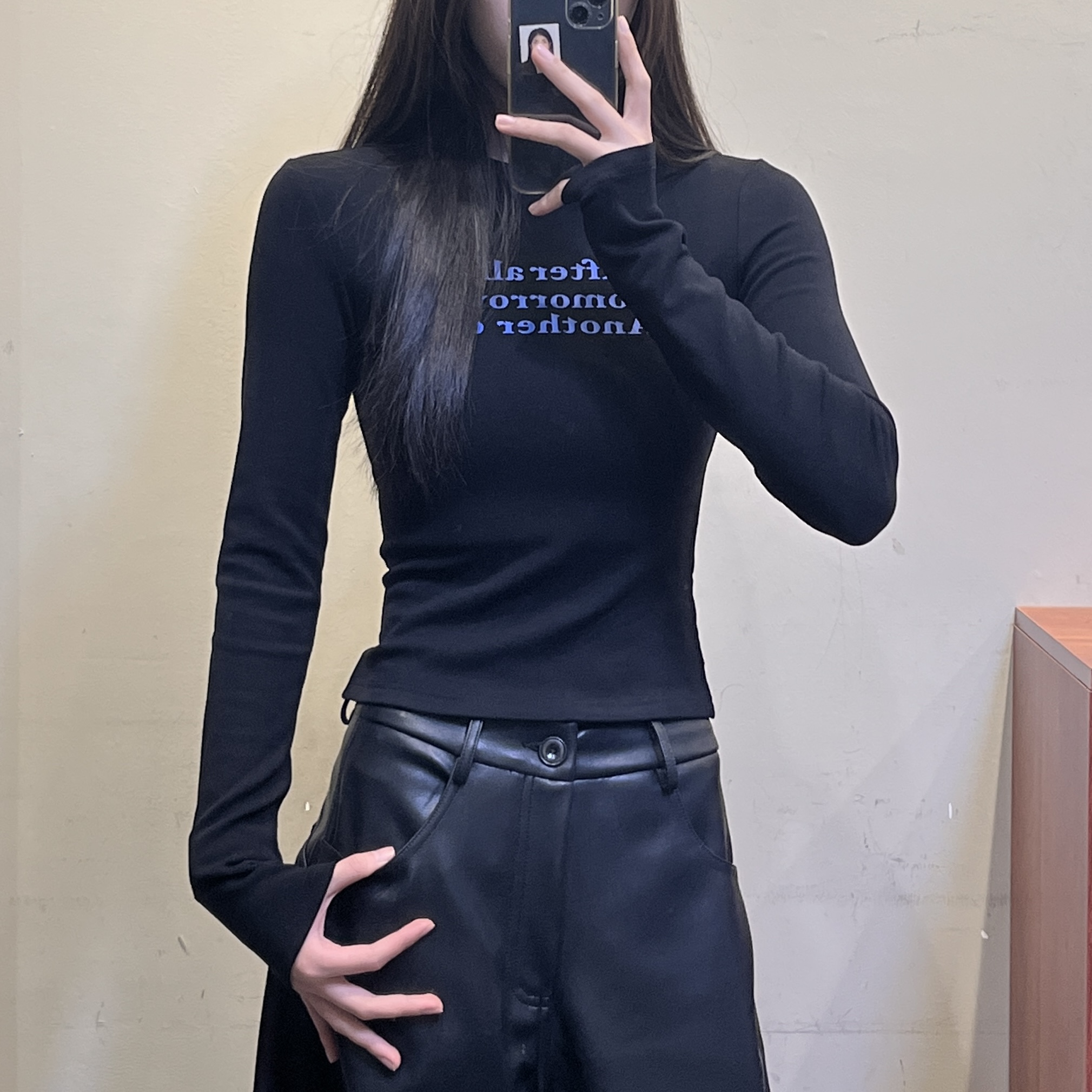 凡凡【亮眼撞色】黑色字母印花磨毛上衣显瘦简约T恤
