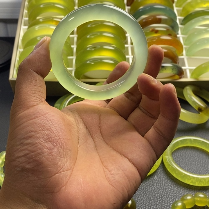 岫玉未镶嵌手镯（圆镯）