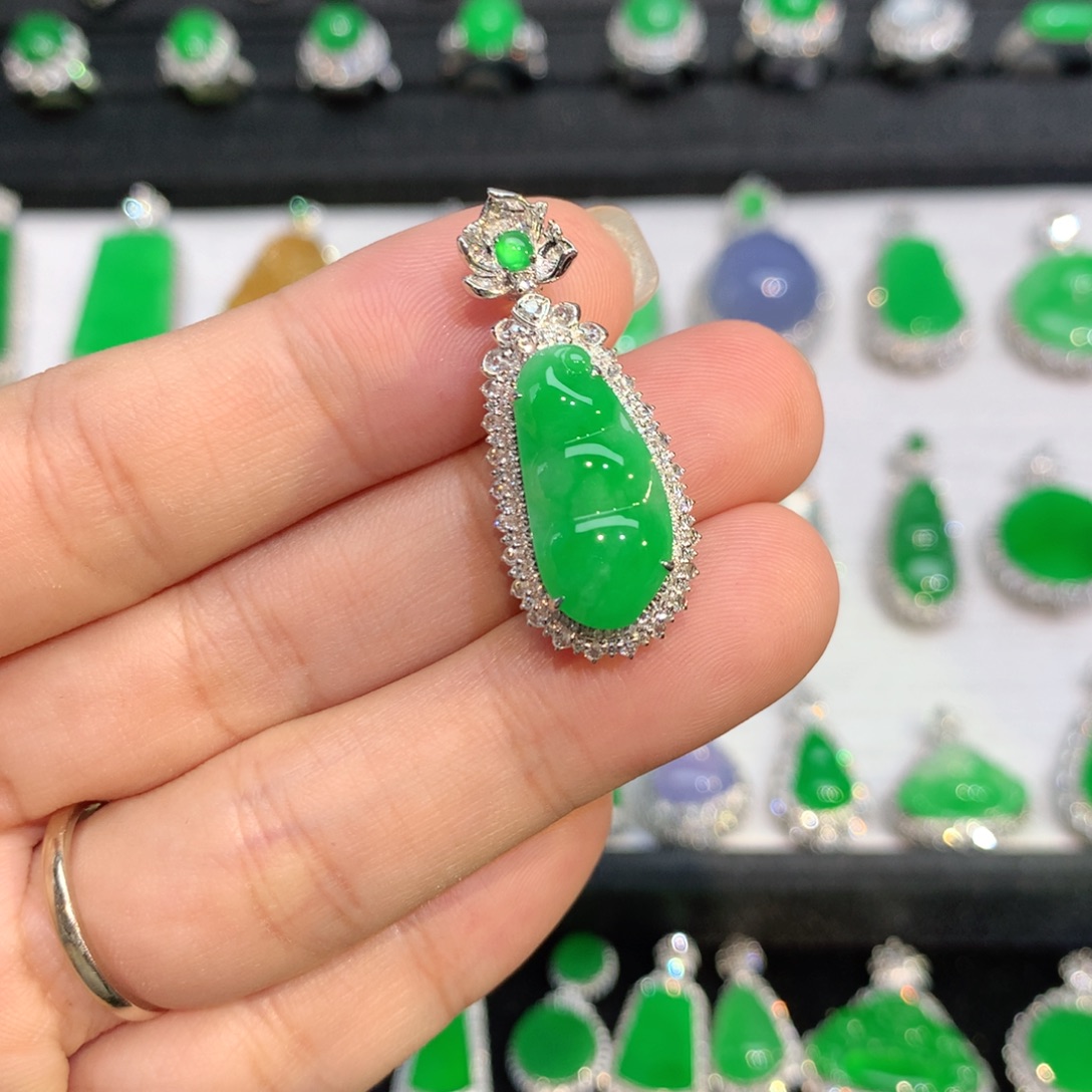 翡翠18K金镶嵌颈饰