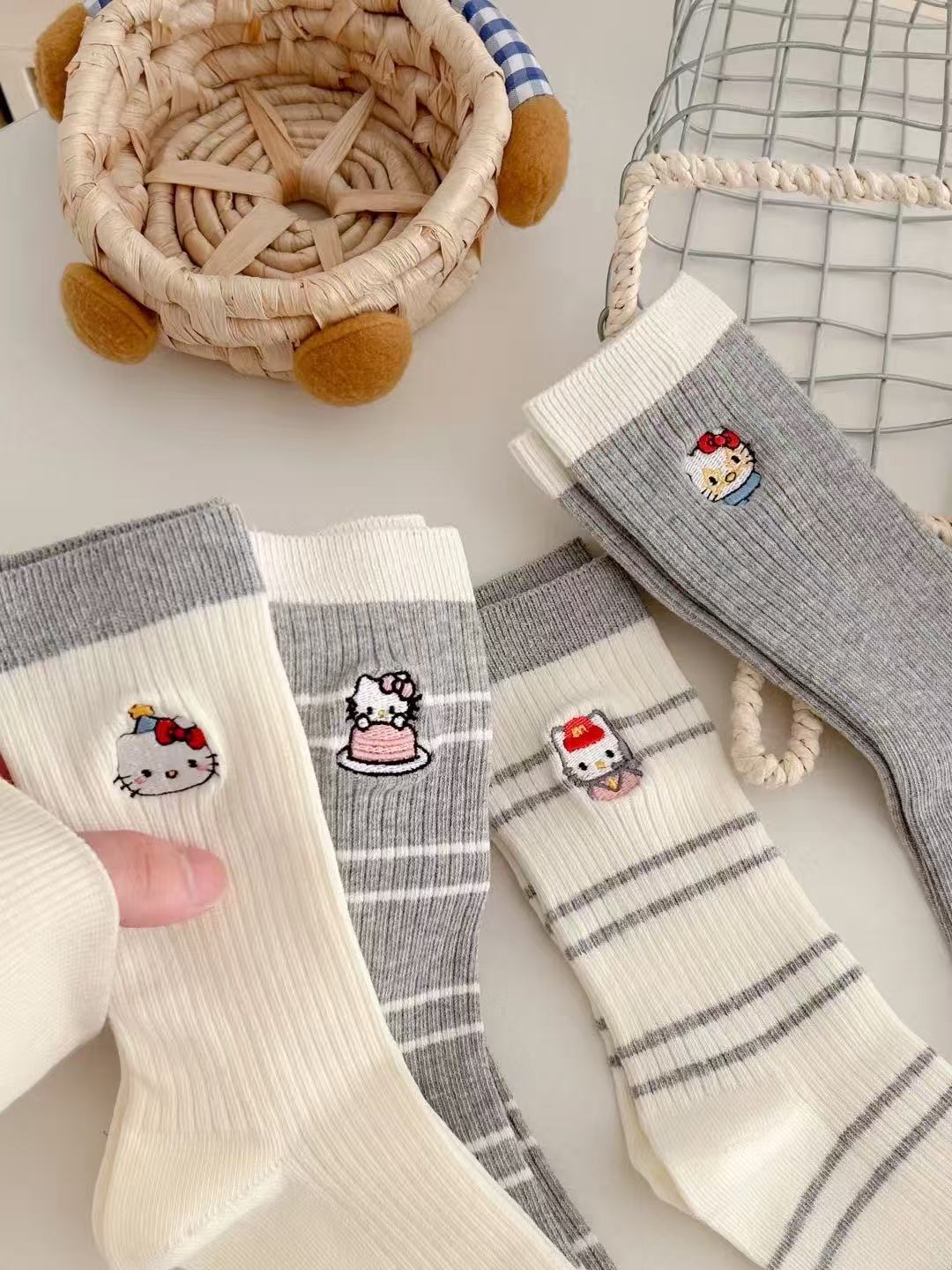 kt袜子刺绣冬季常规款中筒袜印花卡通动漫中筒