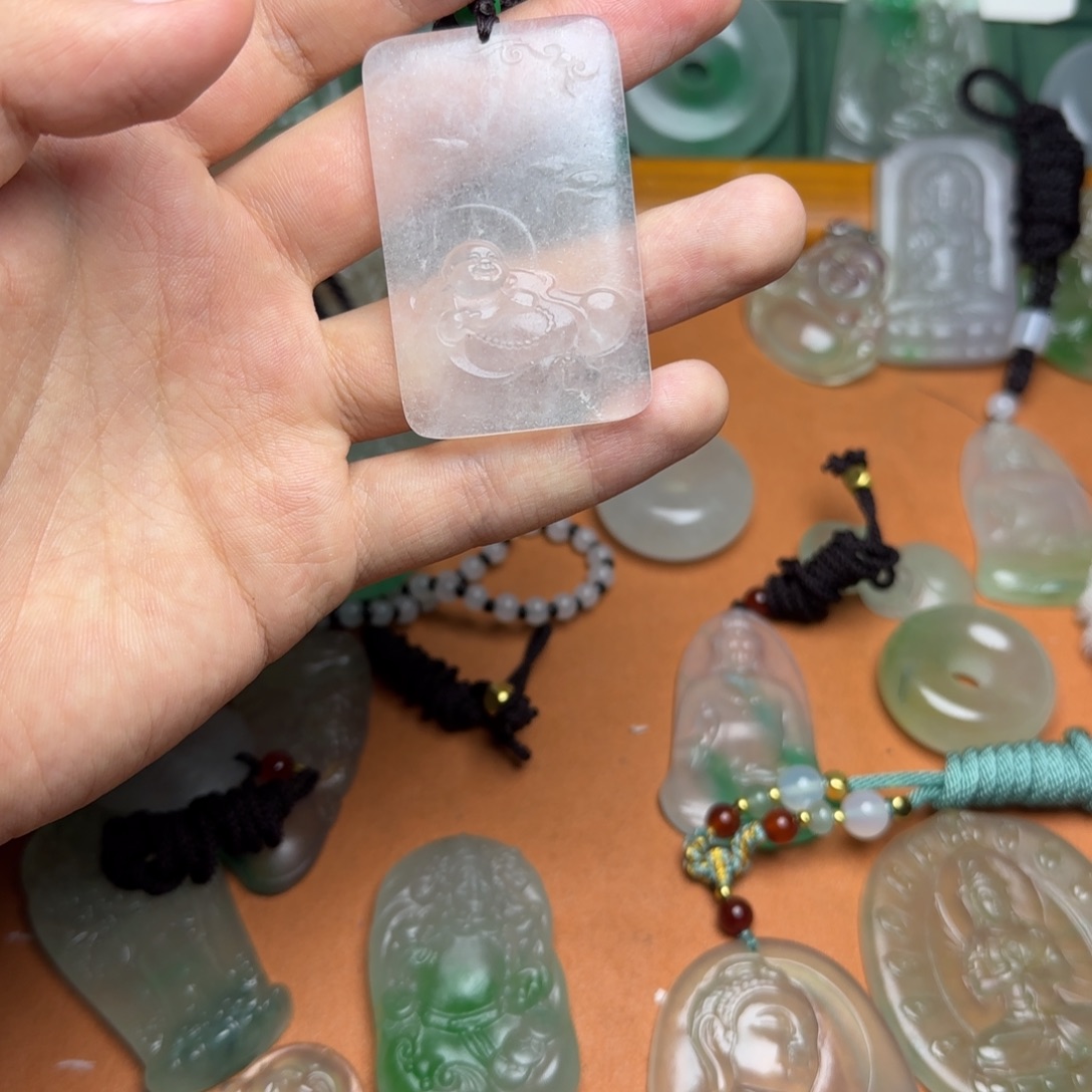 翡翠未镶嵌颈饰佛公