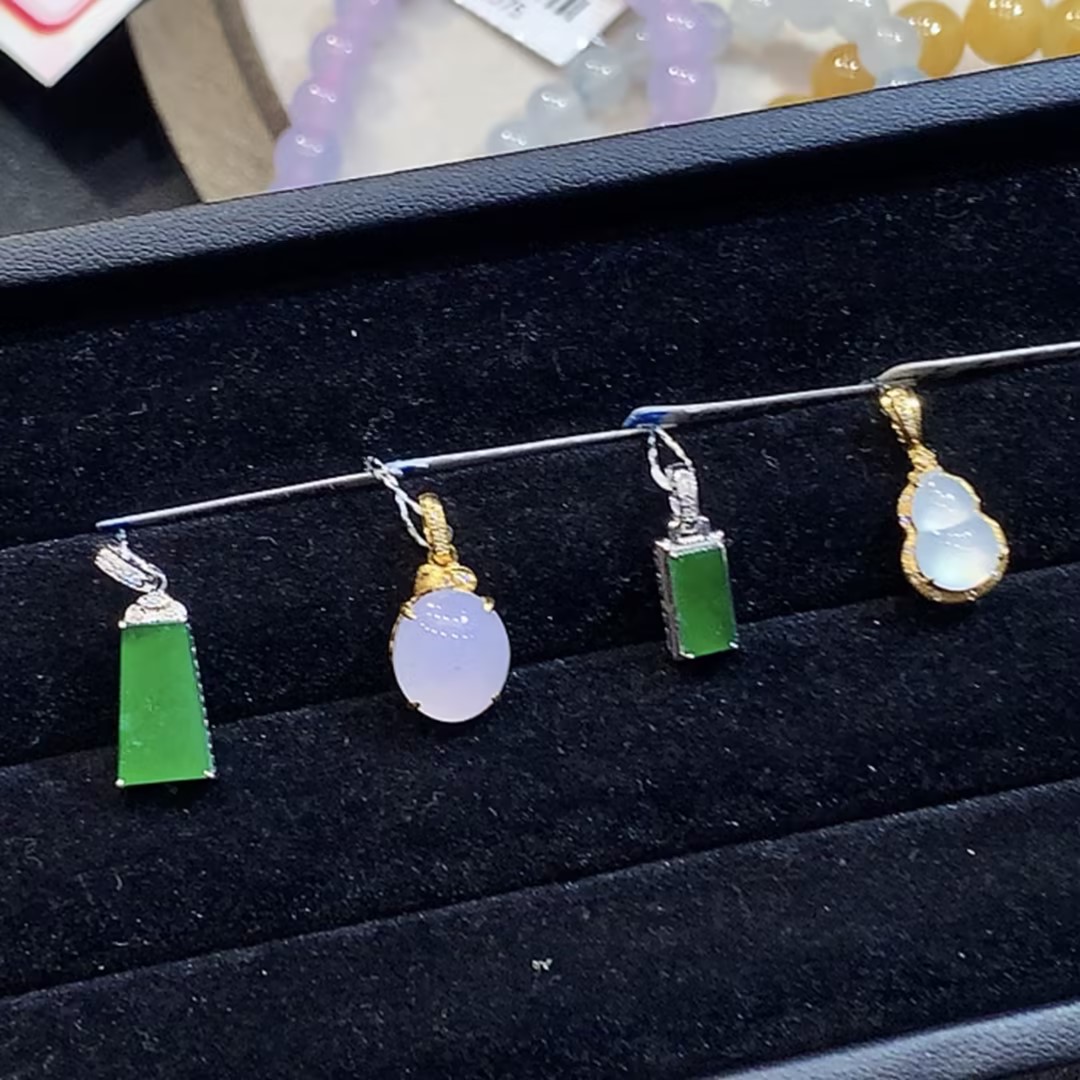  18K 翡翠A货翡翠吊坠 L 团购  多样性发其一