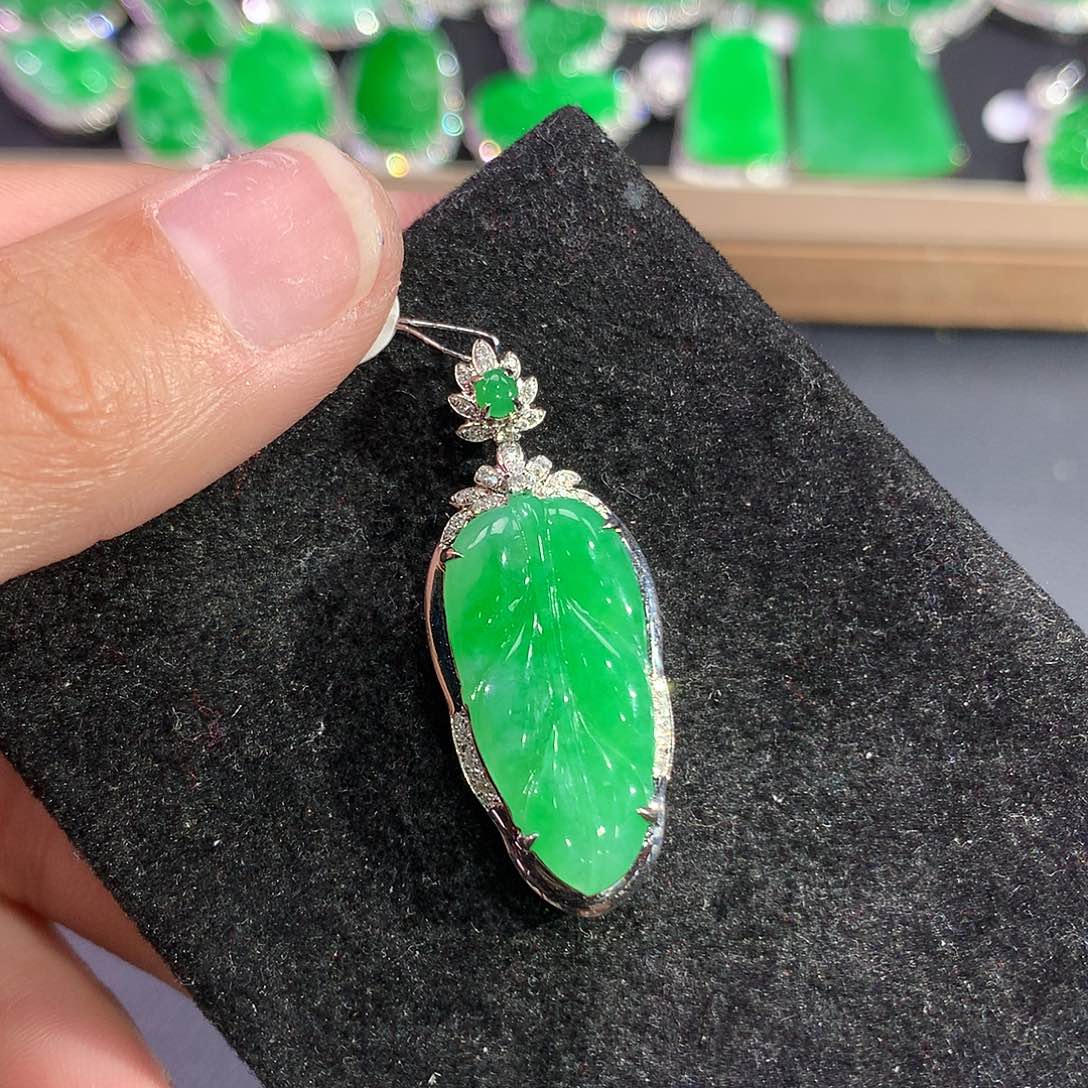 翡翠吊坠(赠链)18K金镶嵌