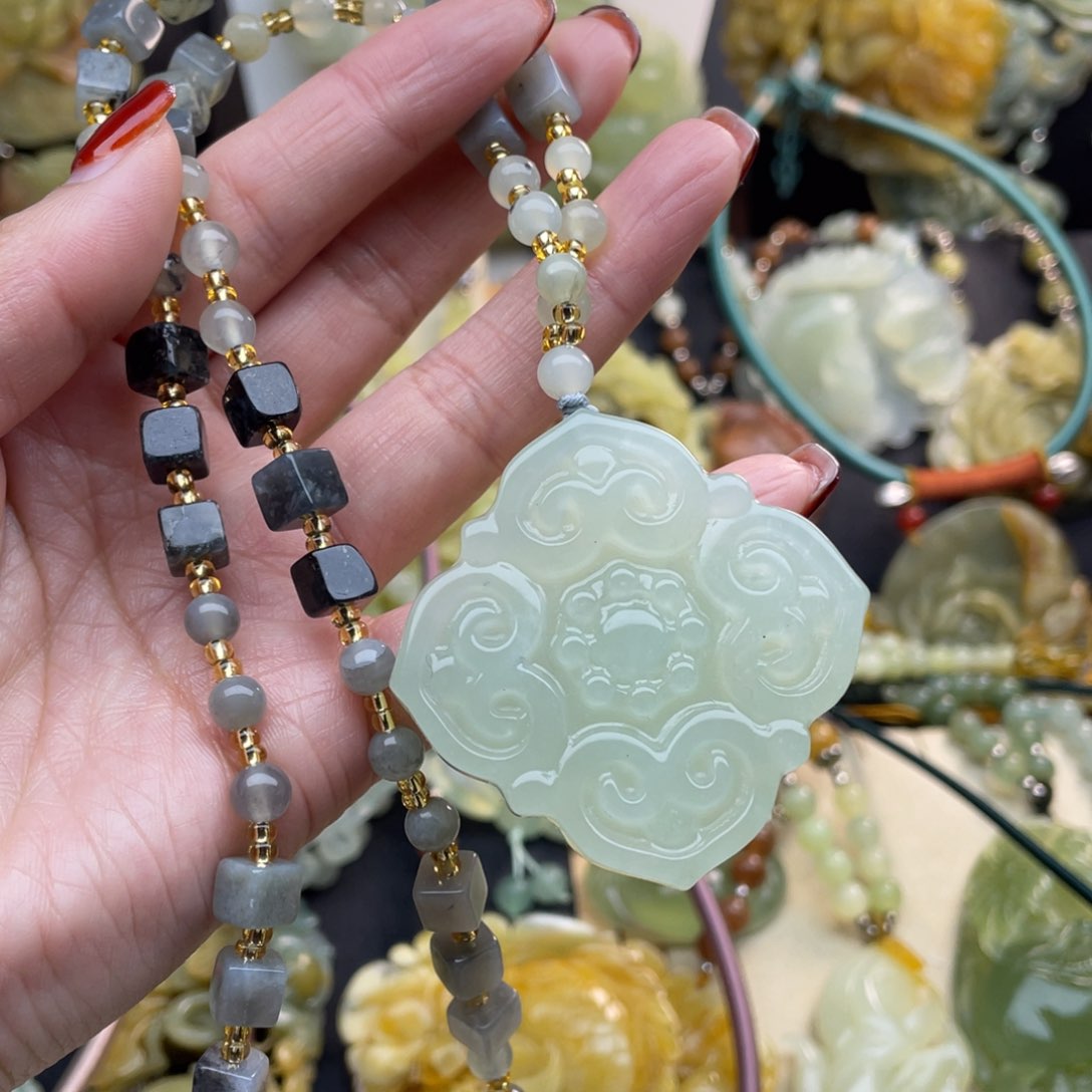 蛇纹石玉颈饰未镶嵌