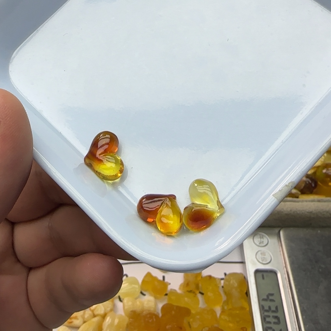 琥珀未镶嵌裸石1.53克有瑕