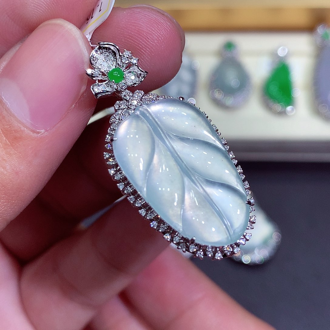 翡翠吊坠(不含链)18K金镶嵌