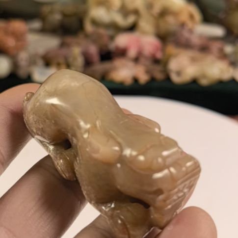 云***扬未镶嵌和田玉质如图所示配饰玛瑙/玉髓