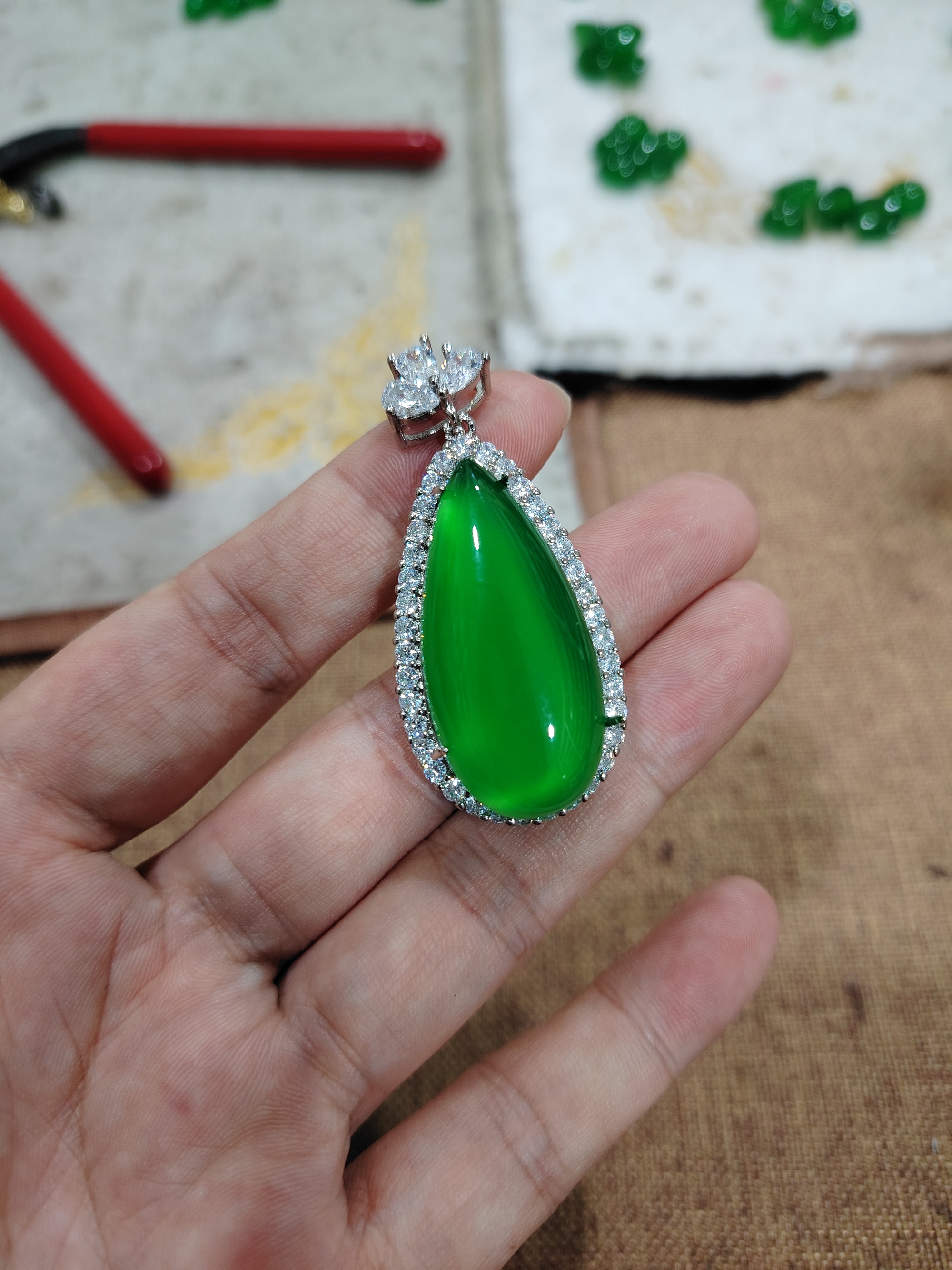 正品天然玉髓满绿色大水滴吊坠。