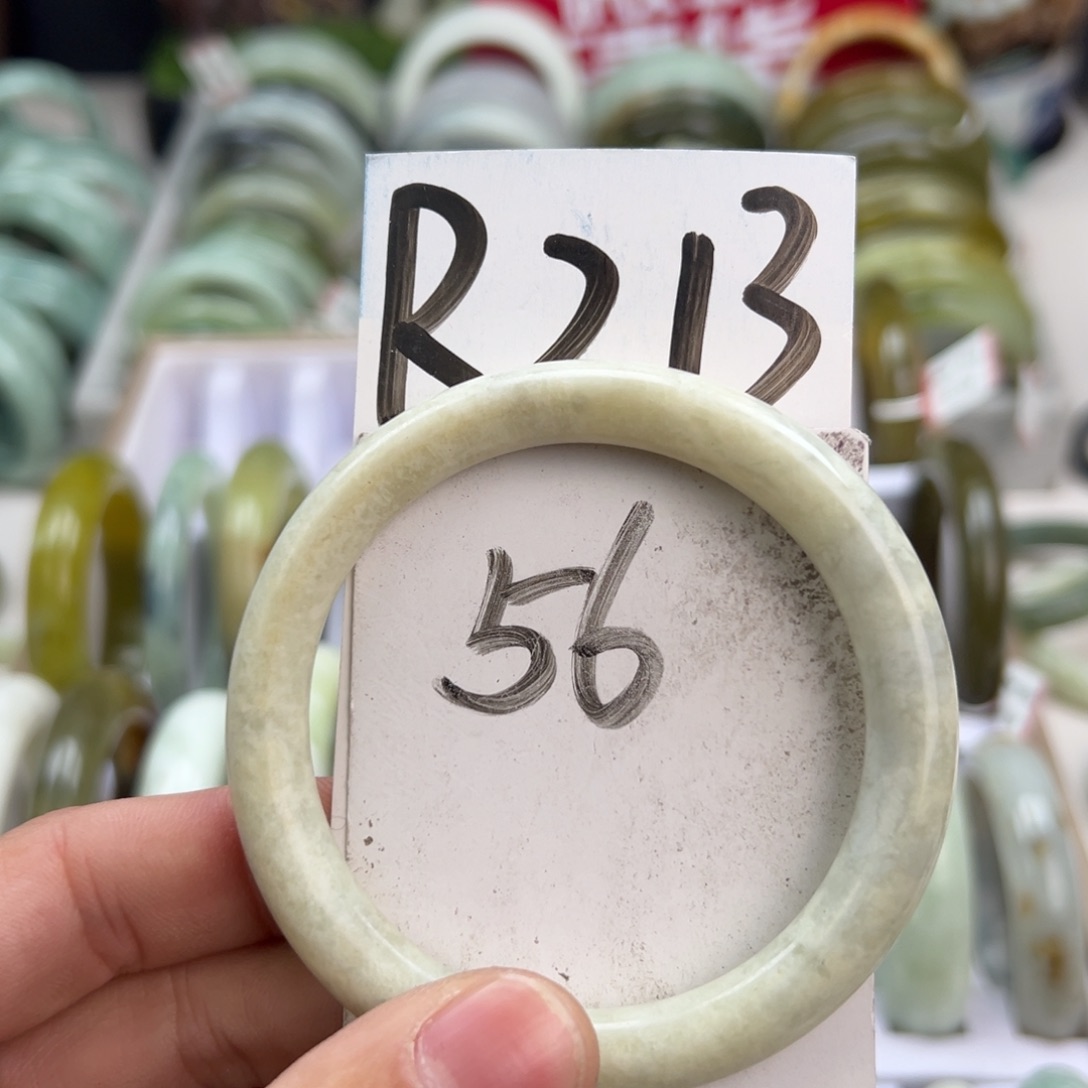 岫玉手镯未镶嵌天然岫玉微瑕，可以正常佩戴