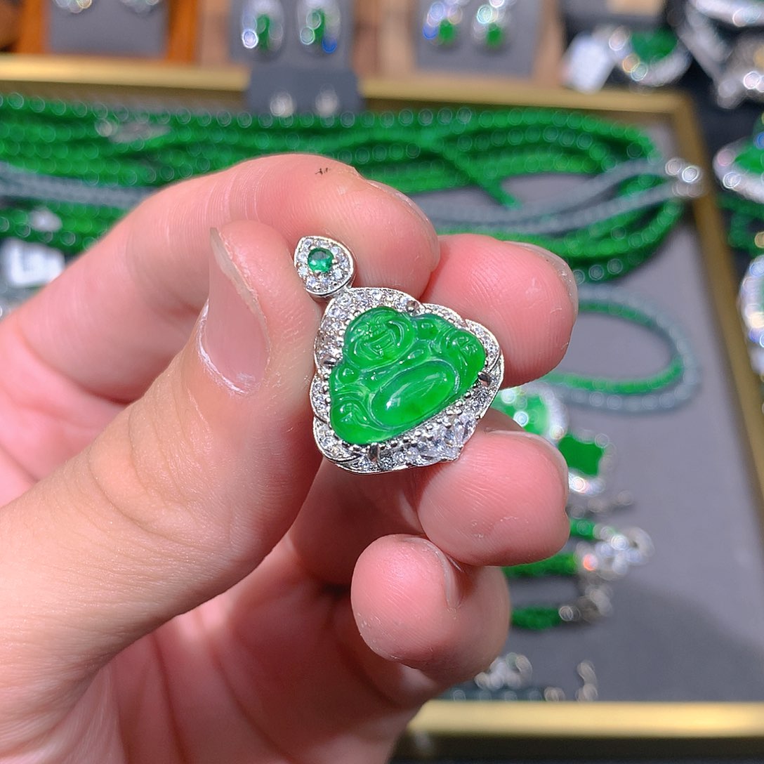 翡翠吊坠(赠链)未镶嵌天然