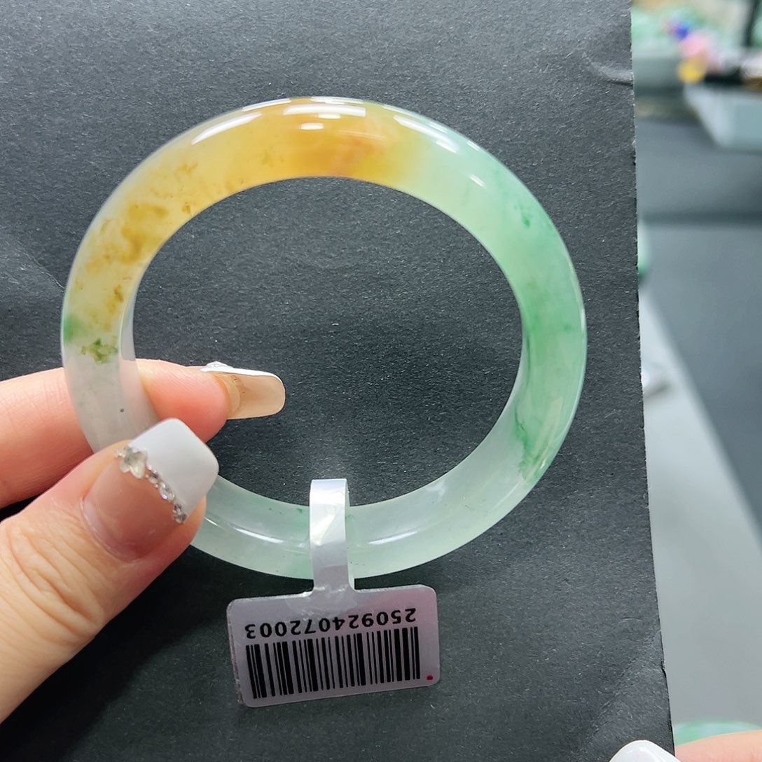 喜***️石英质玉（非洲翠）未镶嵌手镯