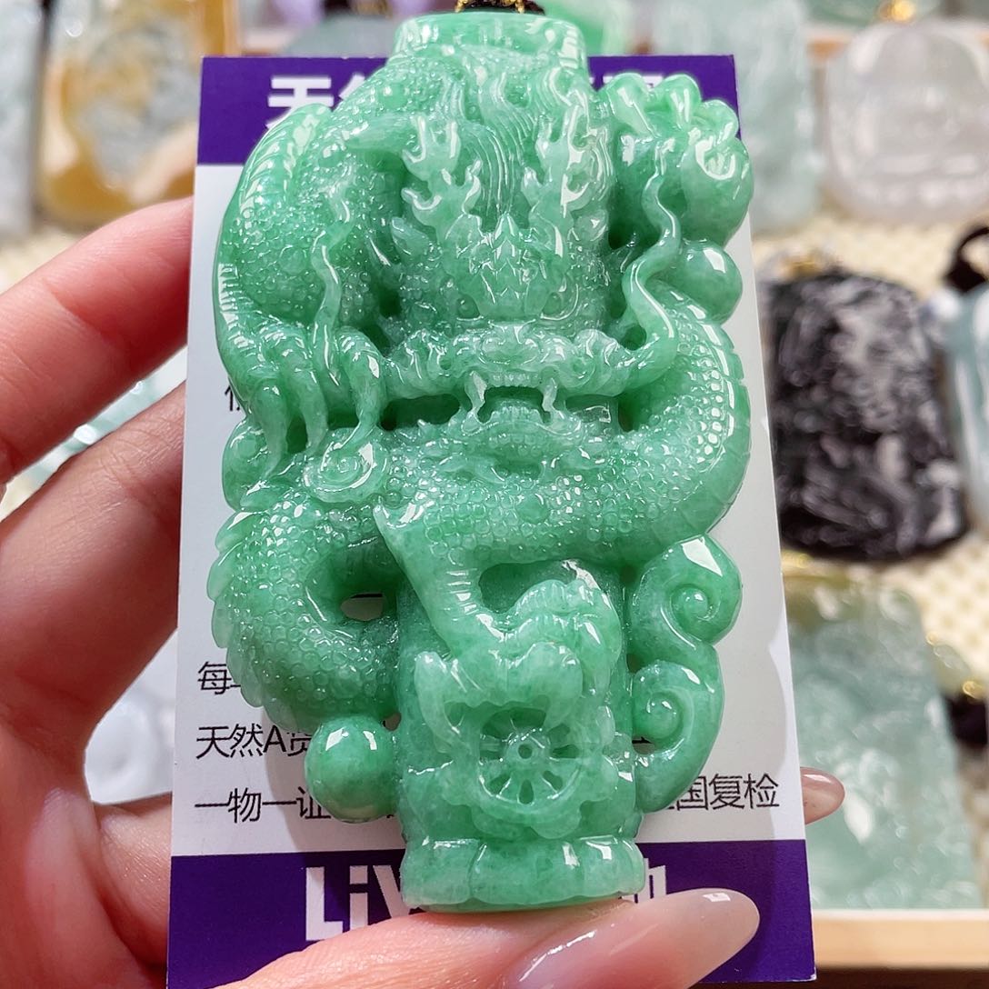 翡翠未镶嵌颈饰龙