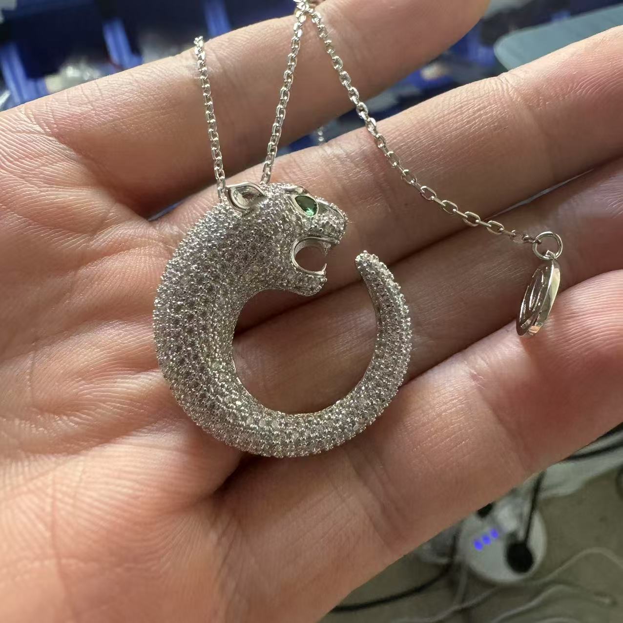 坠链均925银莫桑石 时尚银色满钻卡帝露齿豹头吊坠