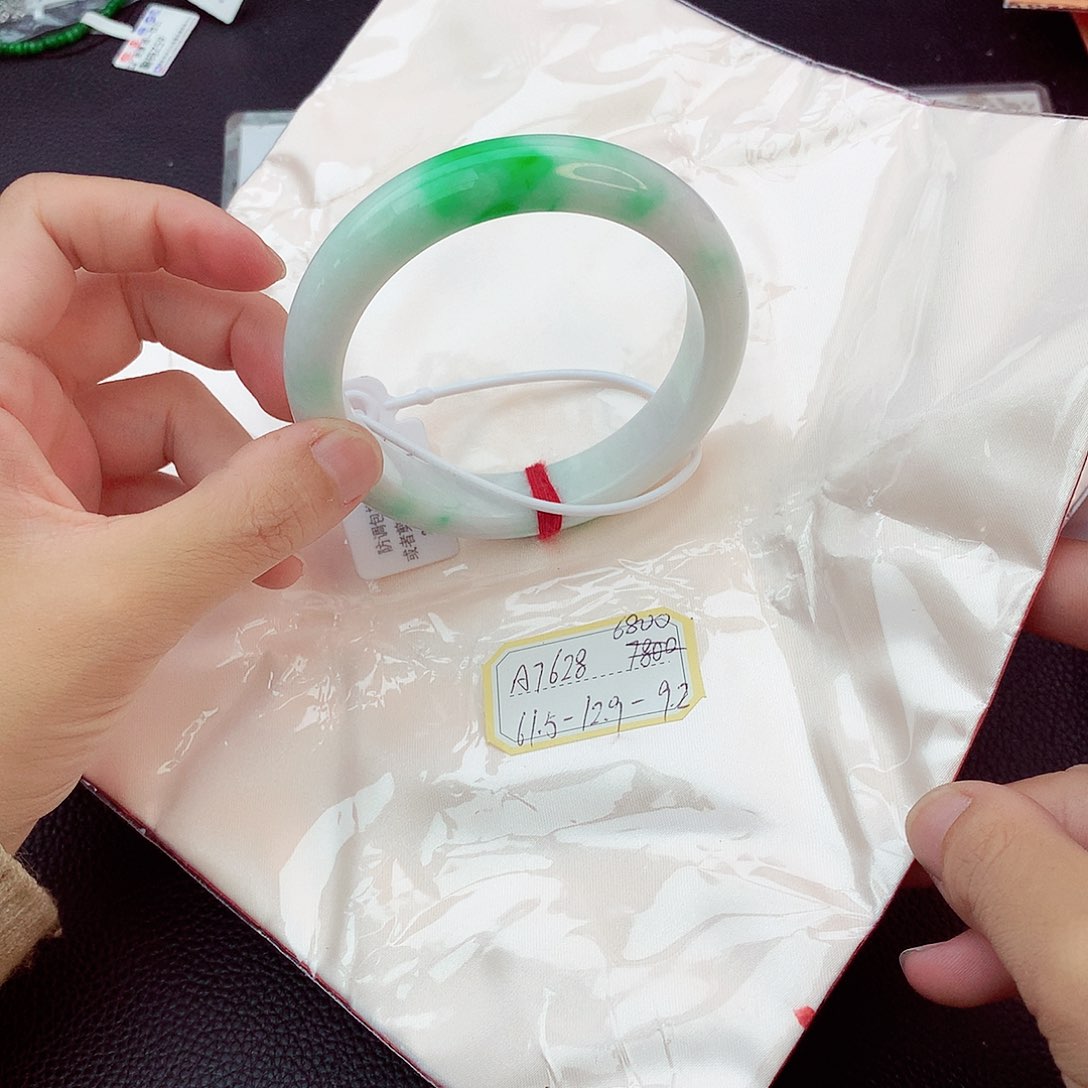 翡翠手镯未镶嵌翡翠