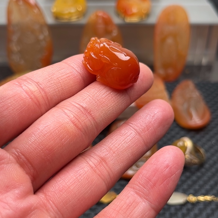 石英质玉颈饰18K金镶嵌谢