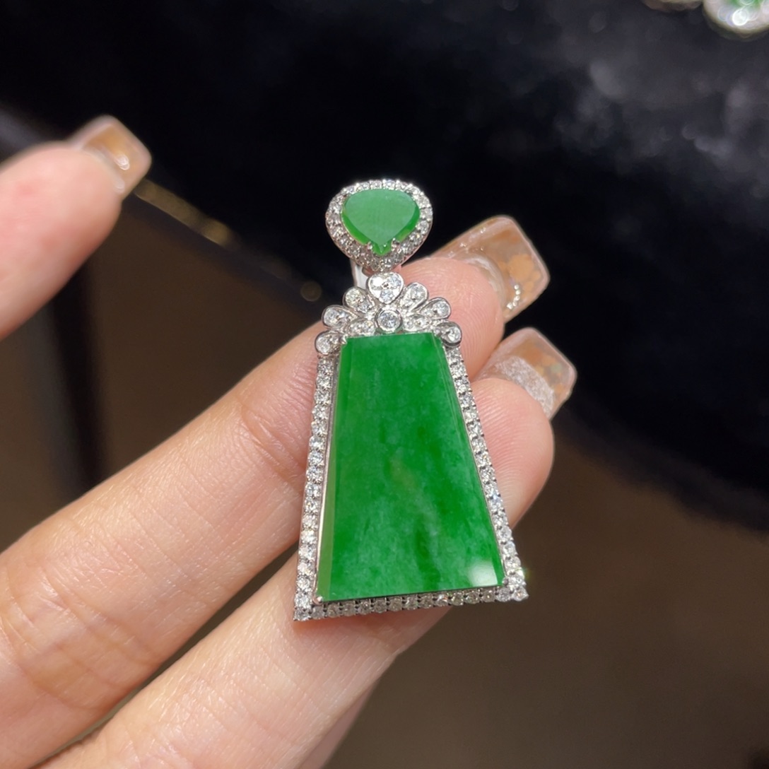 翡翠颈饰18K金镶嵌天然缅甸翡翠