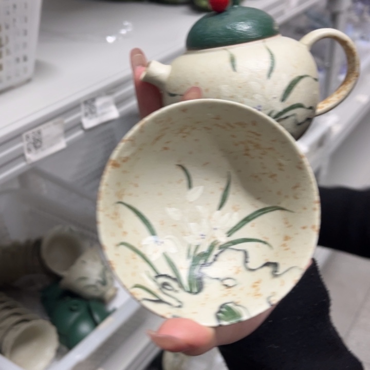 茶壶加茶杯。                  
