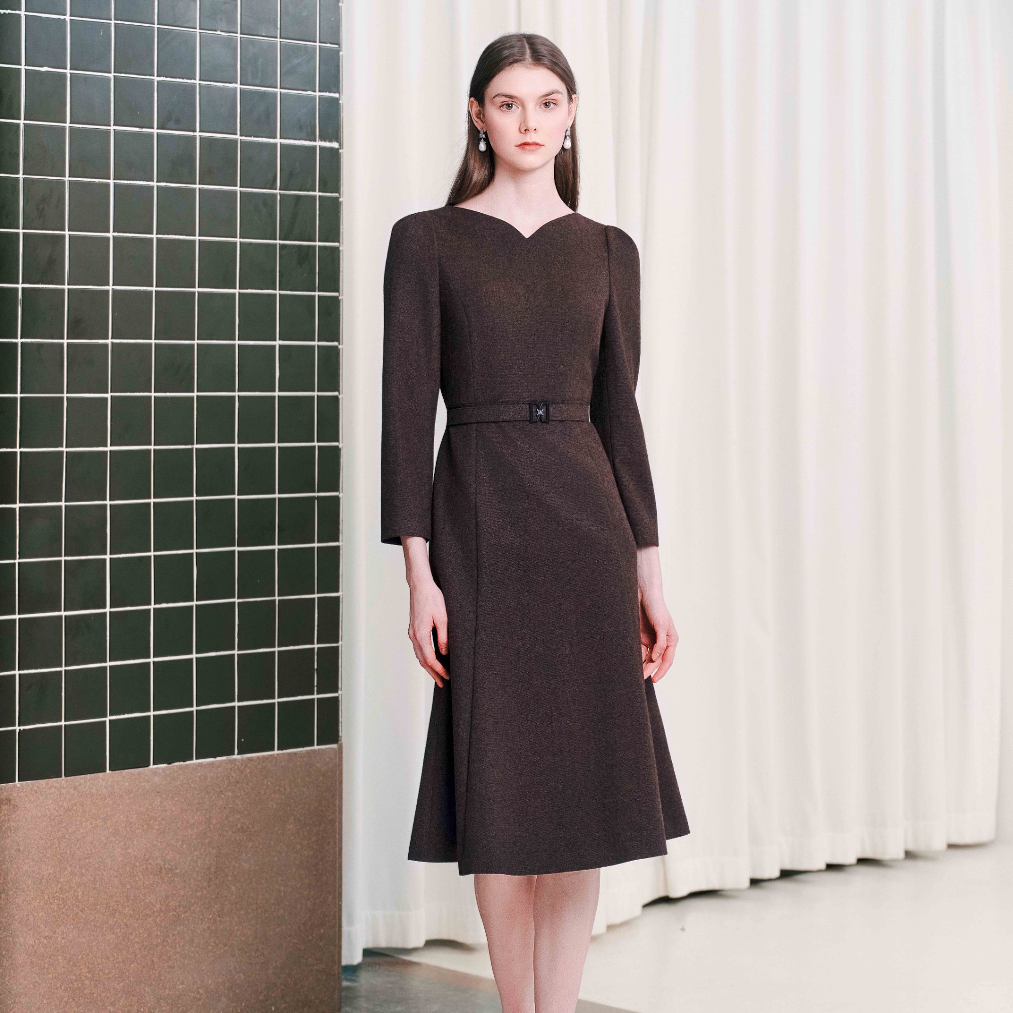 复古巧克力色毛呢连衣裙新款桃心领收腰鱼尾长裙MOGD04WOP039N41