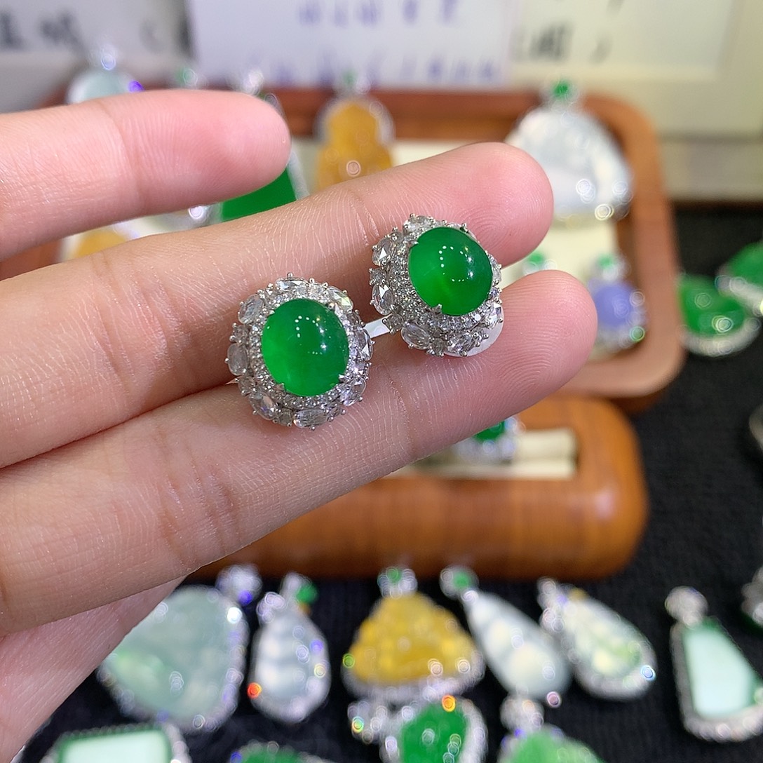 翡翠18K金镶嵌耳钉蛋面