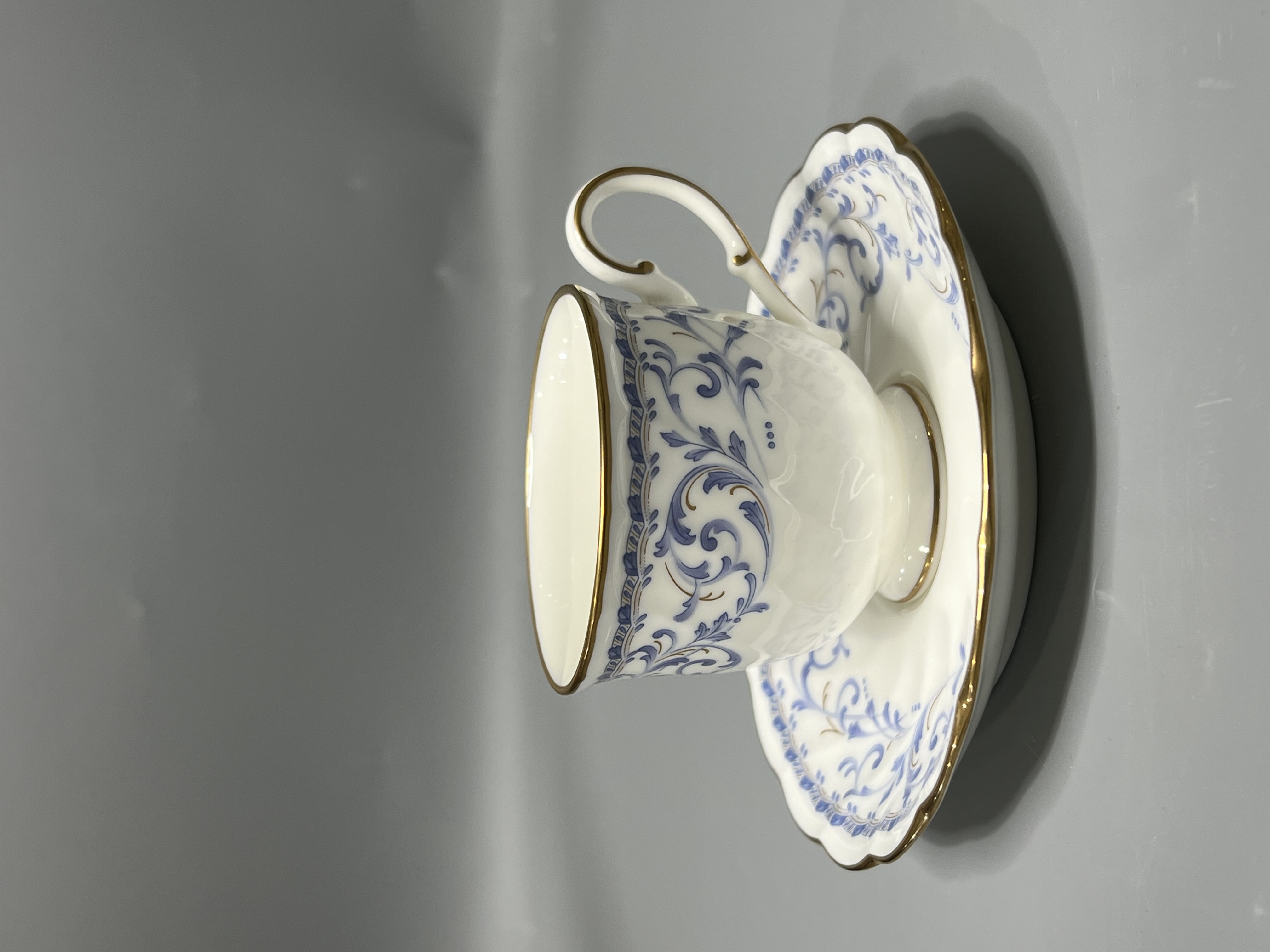 日本中古日式 则武 骨瓷杯碟，蓝蔓纹饰配金边，品饮更具仪式感