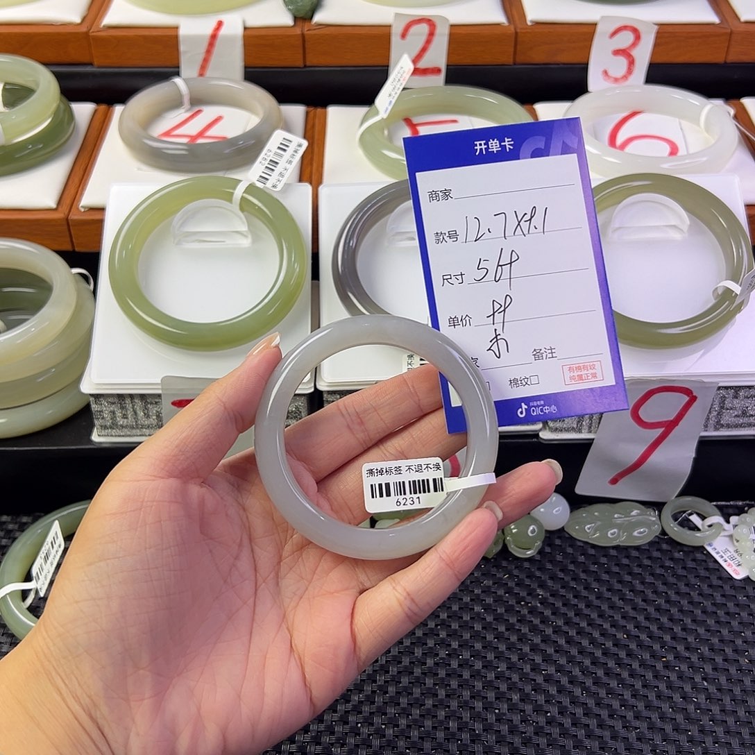 小***志和田玉手镯未镶嵌