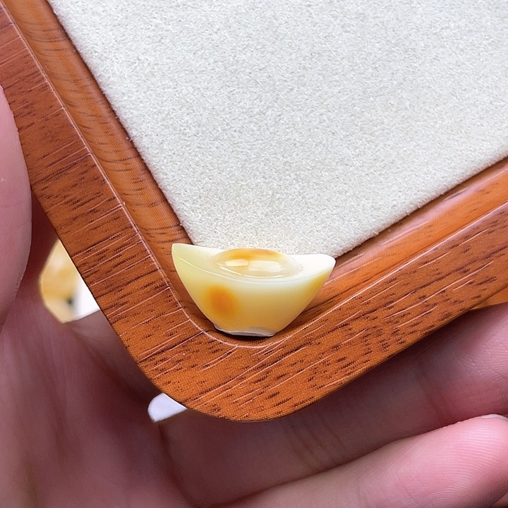 琥珀裸石未镶嵌蜜蜡