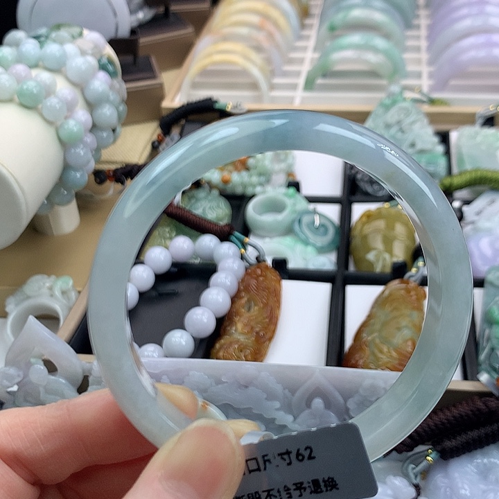 翡翠手镯未镶嵌吊坠