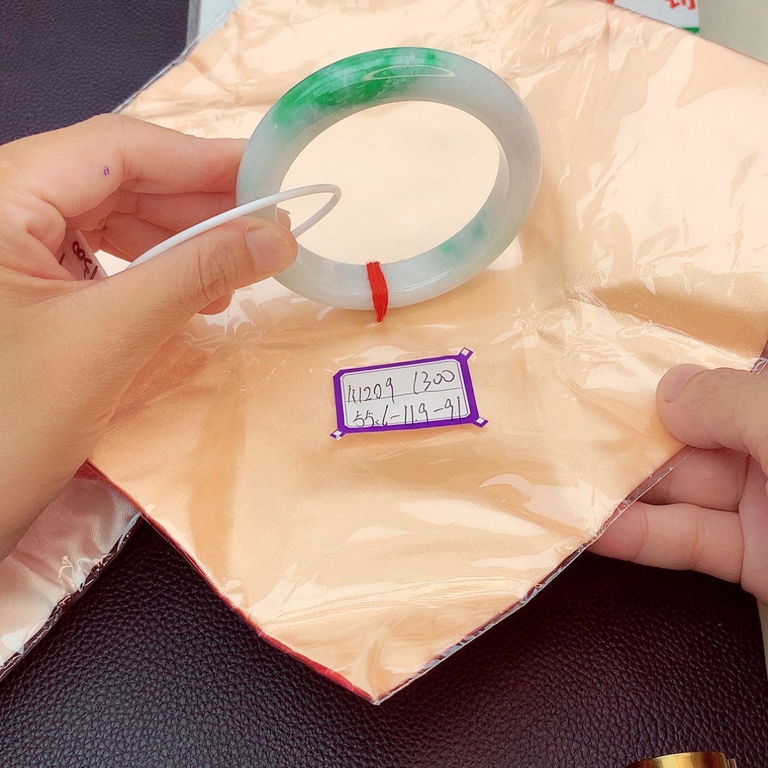 翡翠手镯未镶嵌翡翠