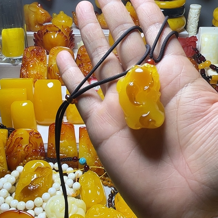 俏色貔貅挂件 服饰配饰