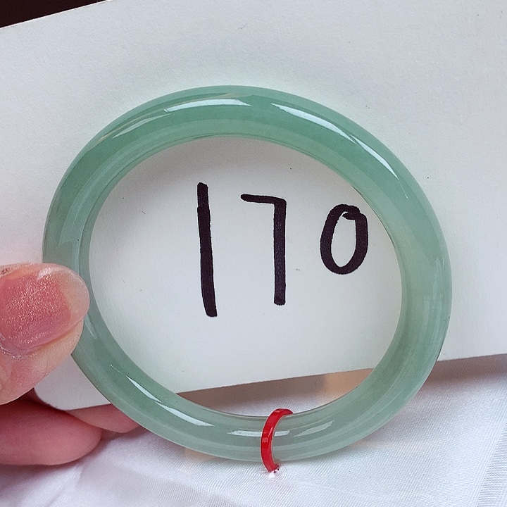 翡翠手镯未镶嵌翡翠