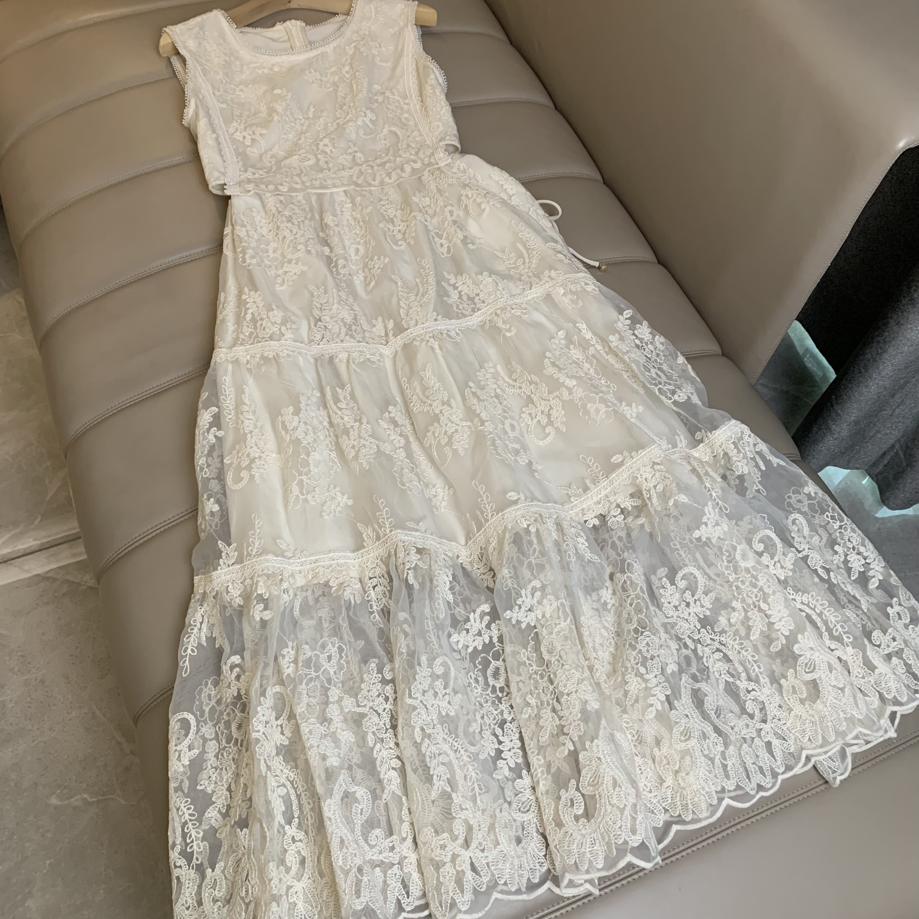 时尚大摆裙 高腰镂空蕾丝设计连衣裙