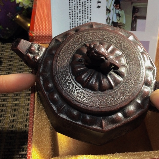 紫砂茶壶原矿泥料手工制作的紫砂壶，