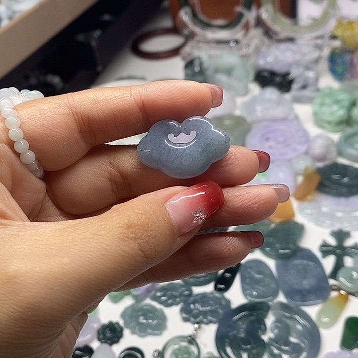 翡翠未镶嵌颈饰如意锁