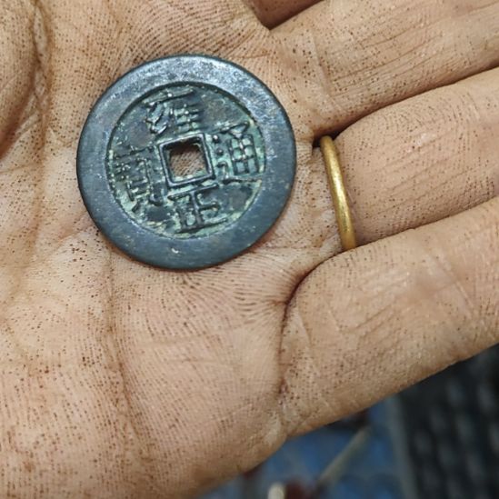 芳***辉瓷片陶瓷 摆件 孤品  微瑕  看好下单 NO退NO换