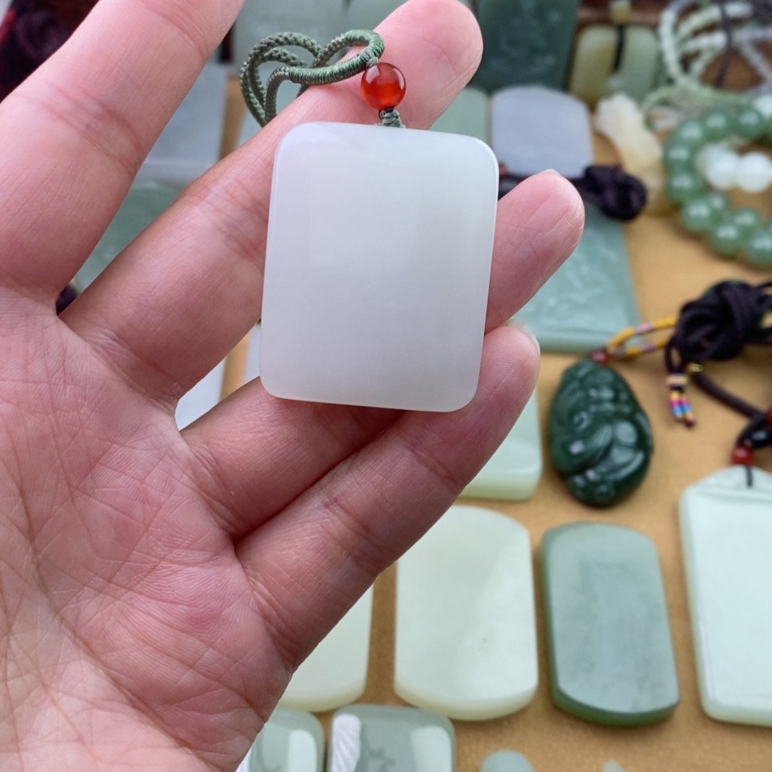 和田玉颈饰未镶嵌微包容有结构玉石纹