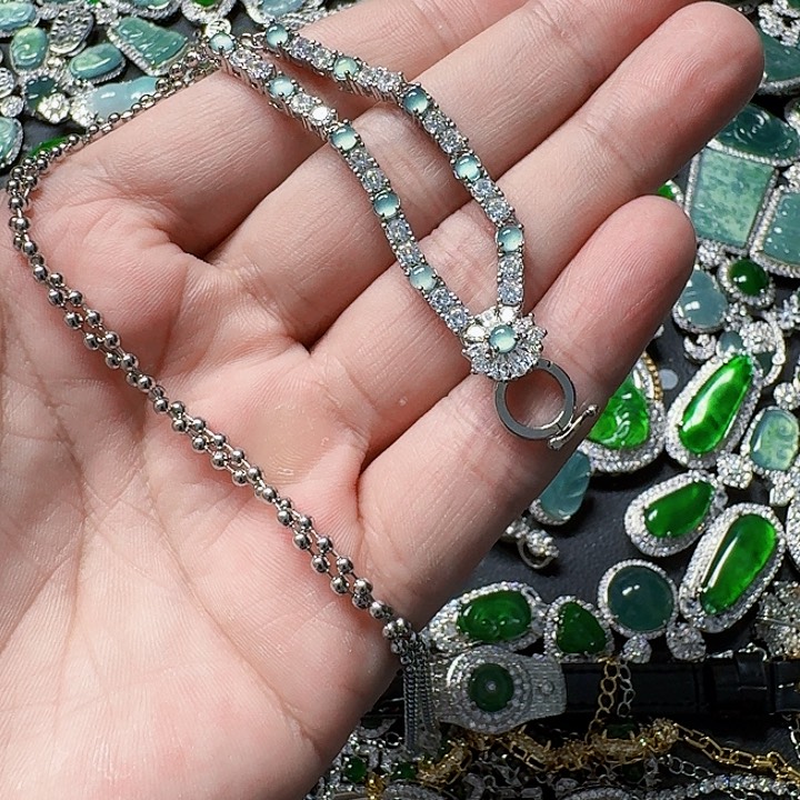 翡翠颈饰未镶嵌天然A货翡翠放漏