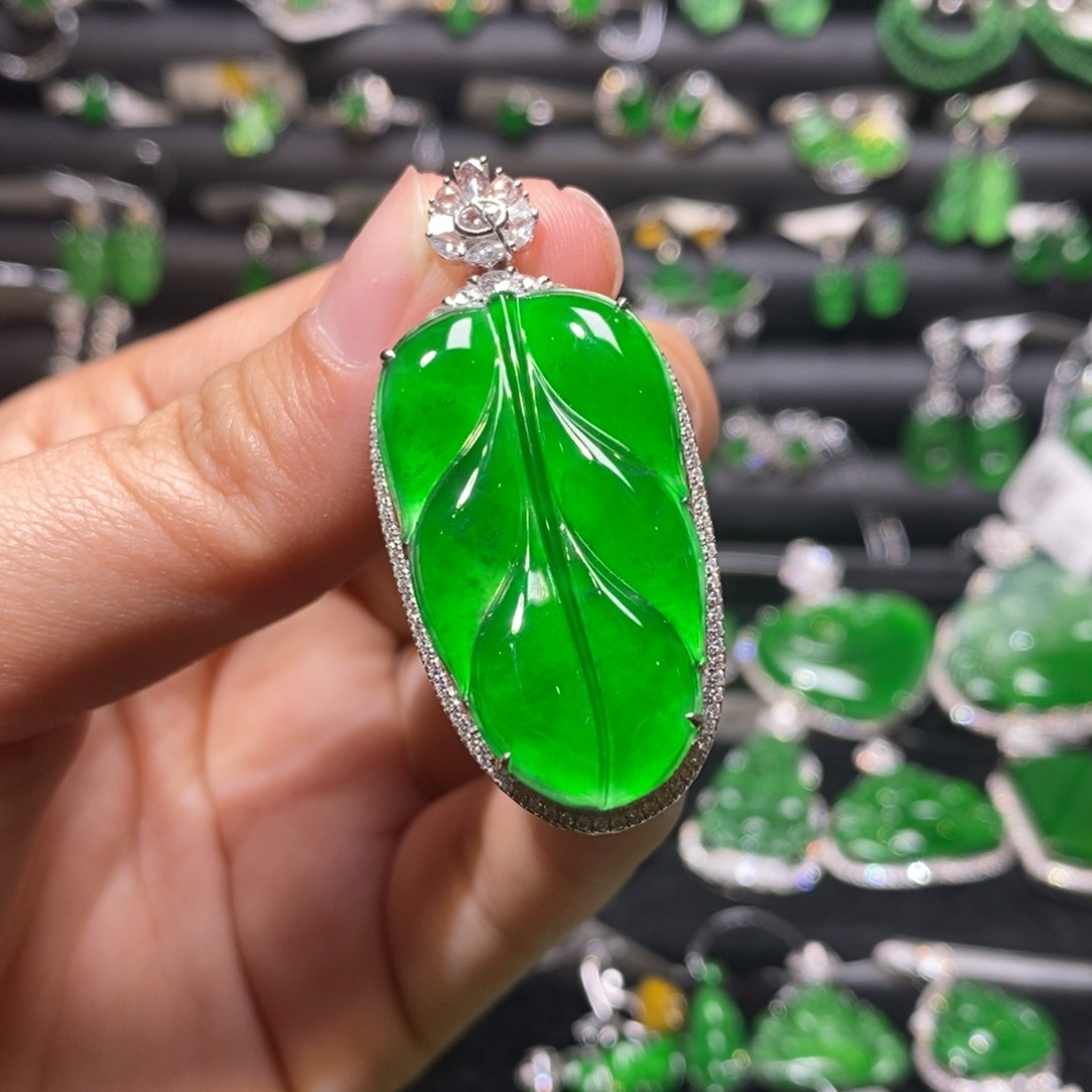 翡翠颈饰18K金镶嵌天然翡翠