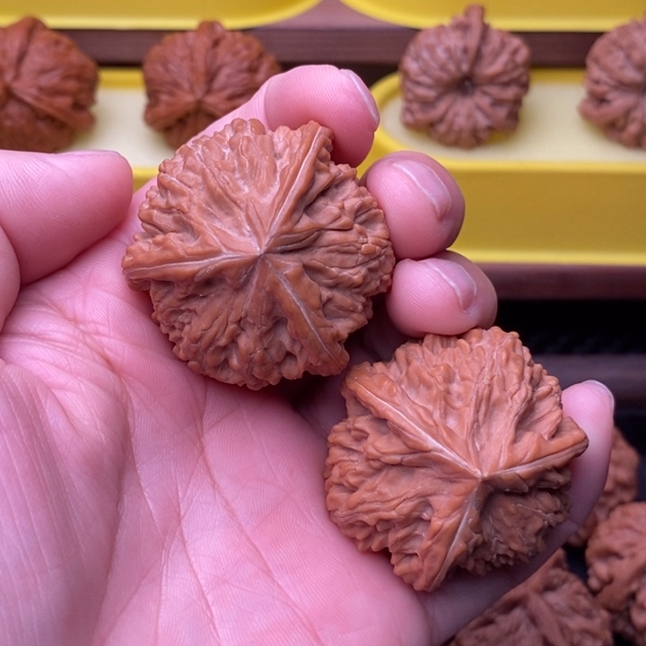 -****文玩核桃吊坠文山