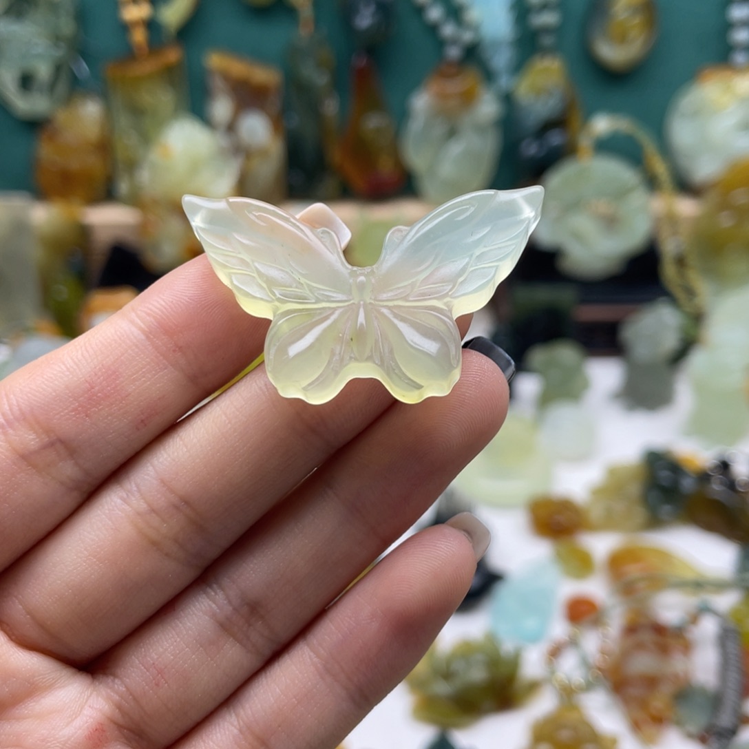 蛇纹石玉颈饰未镶嵌