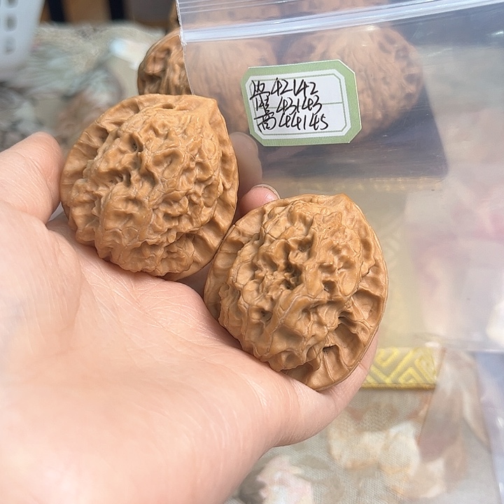文玩核桃把件梨木台