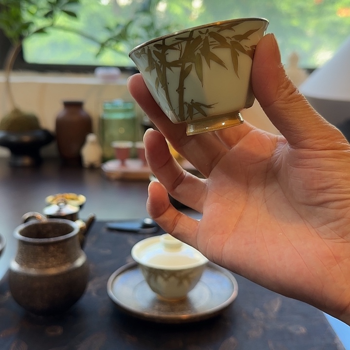 几上造物金叶杯……