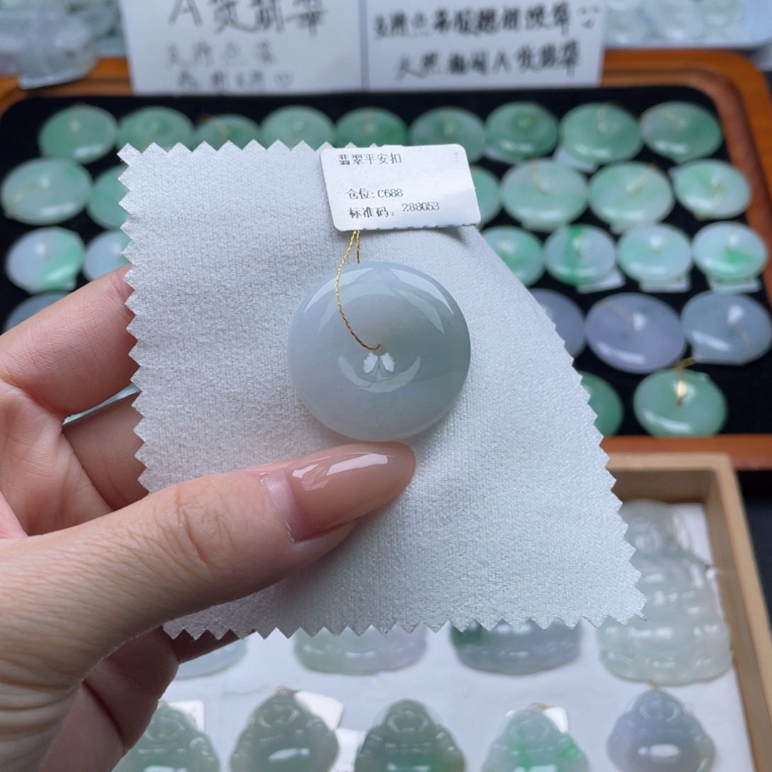 翡翠未镶嵌颈饰平安扣