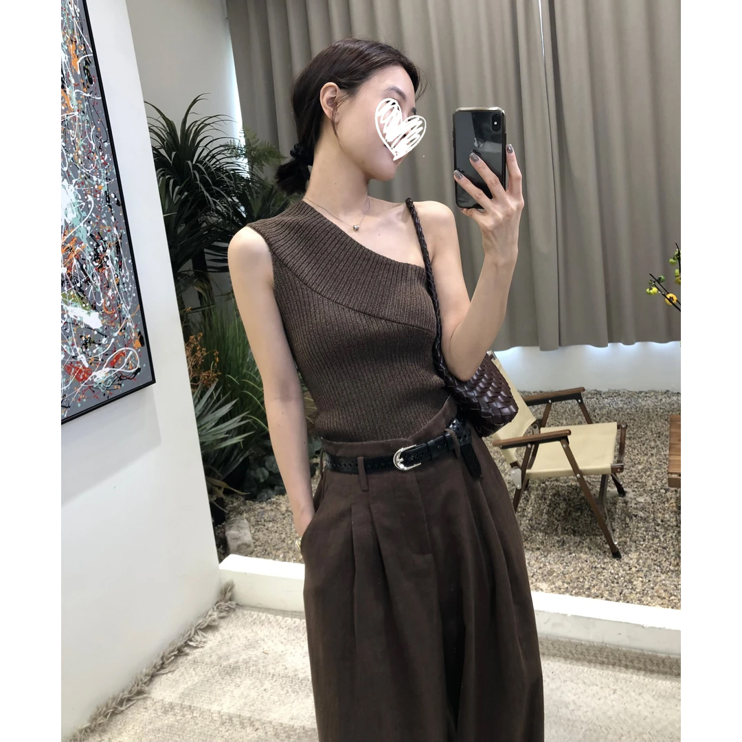 气质好穿 软糯通勤复古2025年爆款高级感单边斜肩复古坑条背心女
