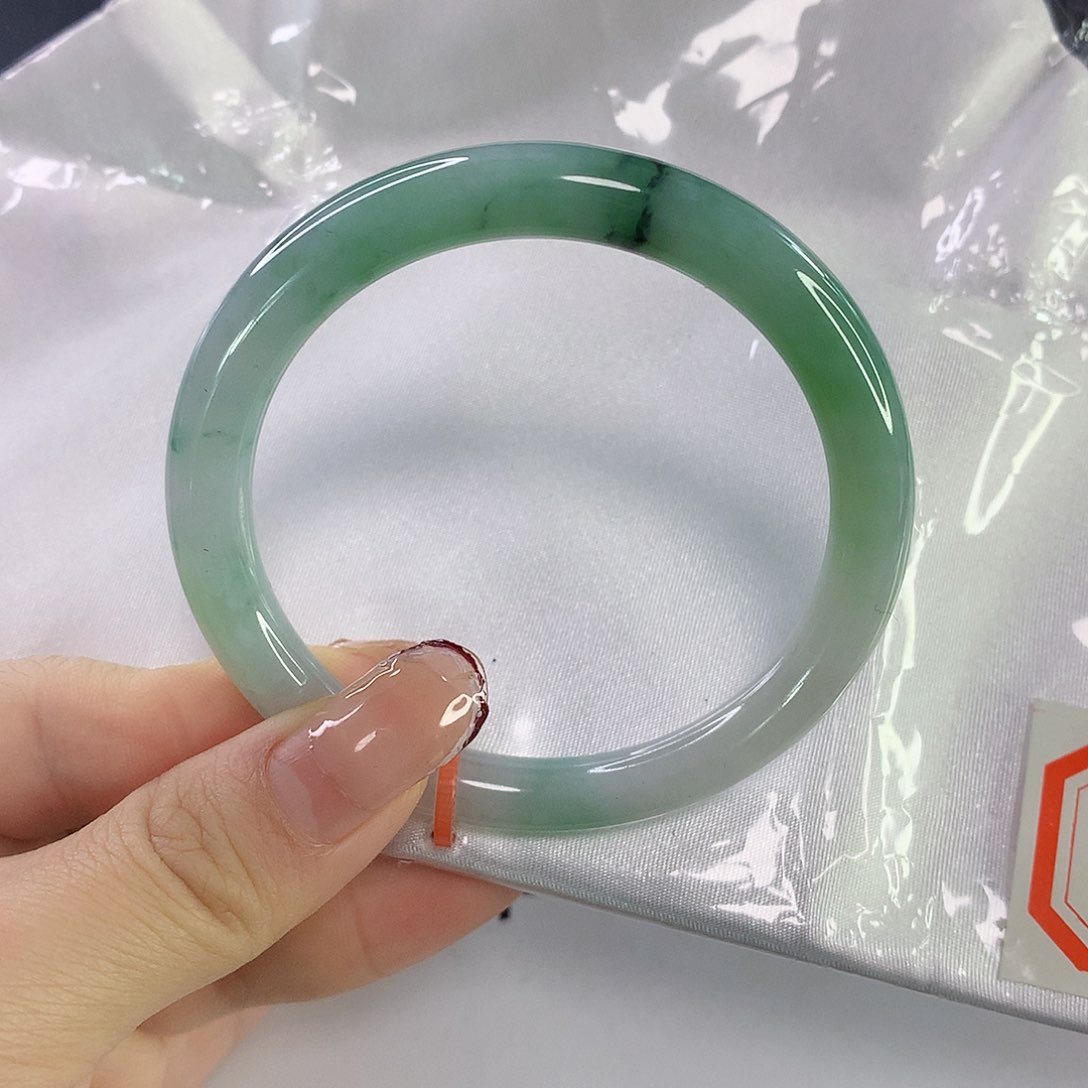翡翠手镯未镶嵌飘绿圆条手镯6024