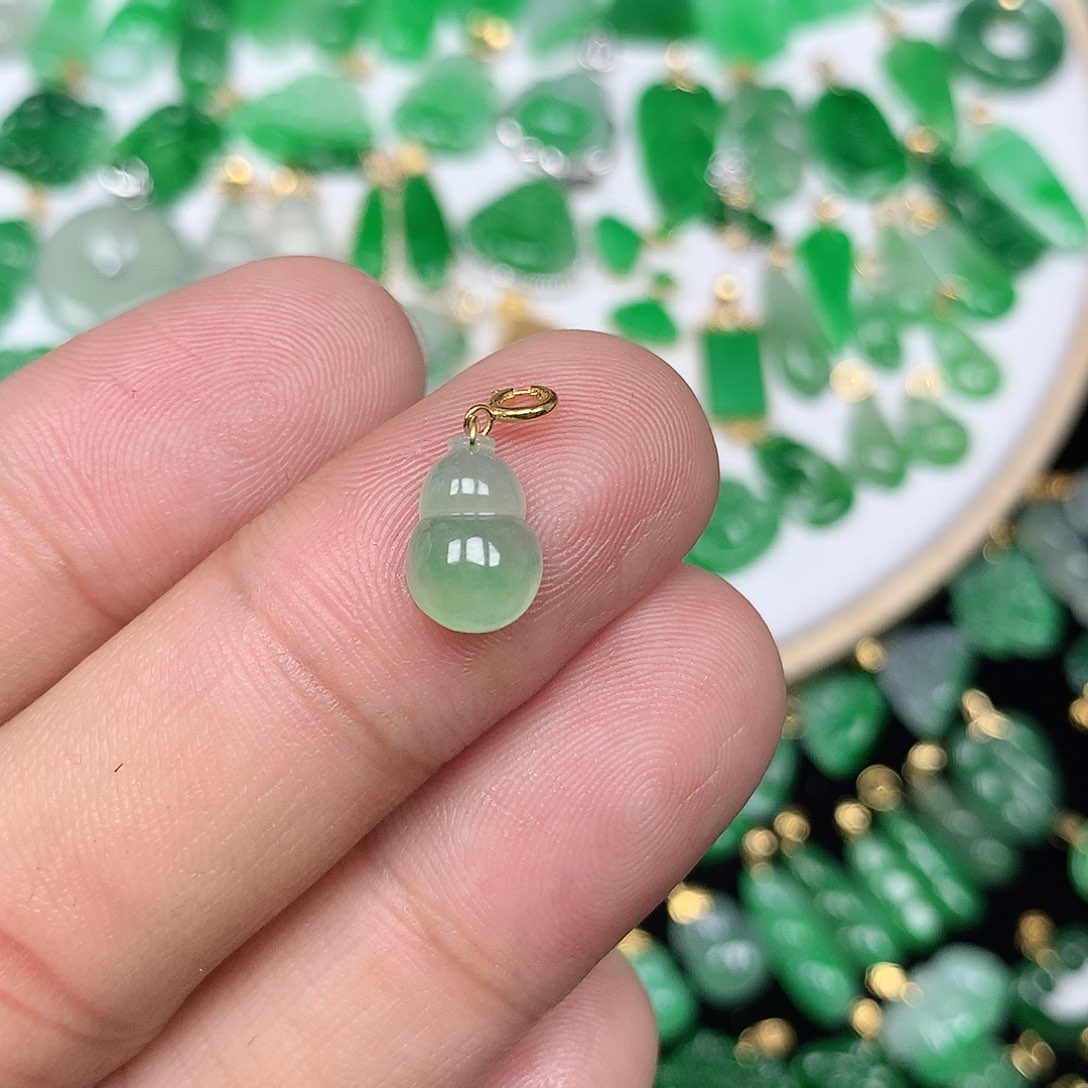 翡翠配石18K金扣 小巧精美冰飘绿饱满葫芦